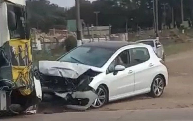 VIDEO: micro con hinchas de Aldosivi chocó a un auto y lo arrastró varios metros