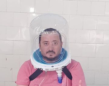 Presentaron un casco de oxígeno para evitar contagios de coronavirus en el personal de la salud