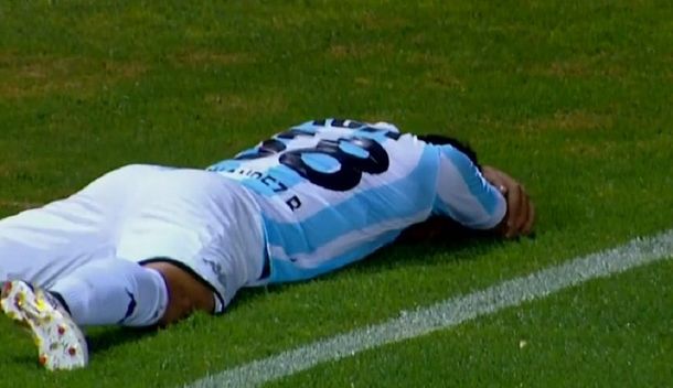 Brian Fernández se tira al suelo tras celebrar su gol