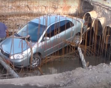 No vio que la calle estaba cortada y terminó con su auto dentro de un desagüe