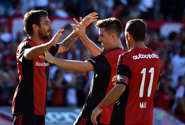 El festejo de todo Newell´s tras los goles de Scocco