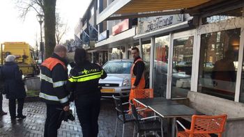 ¿quien le dio el registro? quiso estacionar y se incrusto en una vidriera ¿quien le dio el registro? quiso estacionar y se incrusto en una vidriera