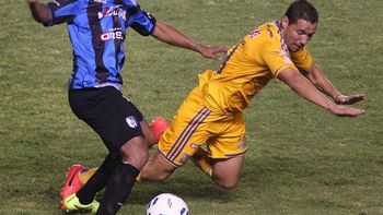 el peor debut: mira el penal que erro ronaldinho en su estreno en mexico el peor debut: mira el penal que erro ronaldinho en su estreno en mexico