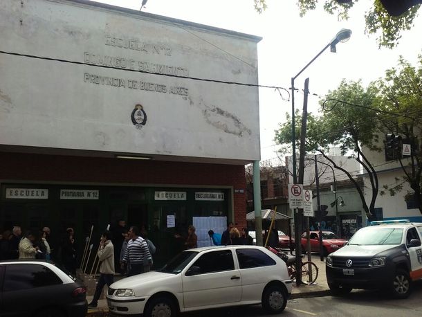 Un votante orinó sobre las boletas en una escuela de Villa Adelina