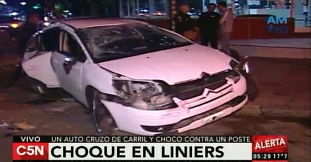 Fuerte choque en Liniers: un auto cruzó de carril y embistió un poste