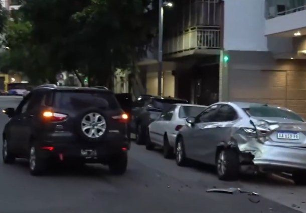Fuerte choque en Caballito: una camioneta embistió a varios autos estacionados