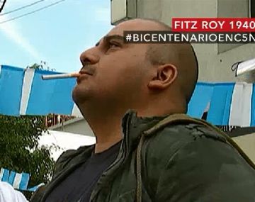 VIDEO: Mirá la peligrosa prueba de las boleadoras y el cigarrillo en la puerta de C5N