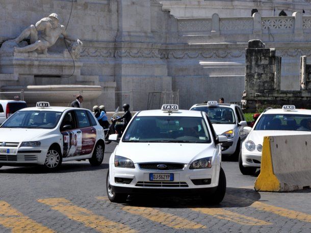 Italia probará un plan de taxis gratis para quienes superen el límite de alcohol al salir de bailar