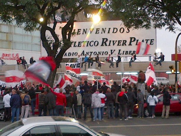 Los hinchas de River marcharon en apoyo a Cavenaghi y el Chori