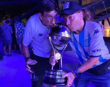 Gustavo Costas y Marcelo Betbesé con la Copa Sudamericana.