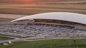 La empresa aliada con Corporación América gestiona los aeropuertos de Uruguay y tiene ventaja en la licitación para el nuevo sistema de control fronterizo. La empresa aliada con Corporación América gestiona los aeropuertos de Uruguay y tiene ventaja en la licitación para el nuevo sistema de control fronterizo.