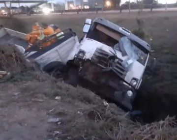 Impresionante vuelco de un camión en la Panamericana
