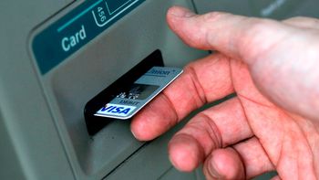 un virus hace que los cajeros automaticos escupan dinero un virus hace que los cajeros automaticos escupan dinero