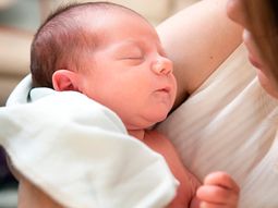 Dejaron a su bebé en el balcón para poder dormir y se murió de frío