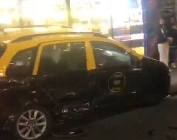 El taxi terminó en la vereda y las dos pasajeras fueron trasladadas a un hospital.