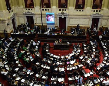 Un legislador porteño le pidió a su padre diputado que vote a favor del aborto legal