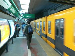 lunes caotico para los usuarios del subte: hubo paros en las lineas b y d lunes caotico para los usuarios del subte: hubo paros en las lineas b y d