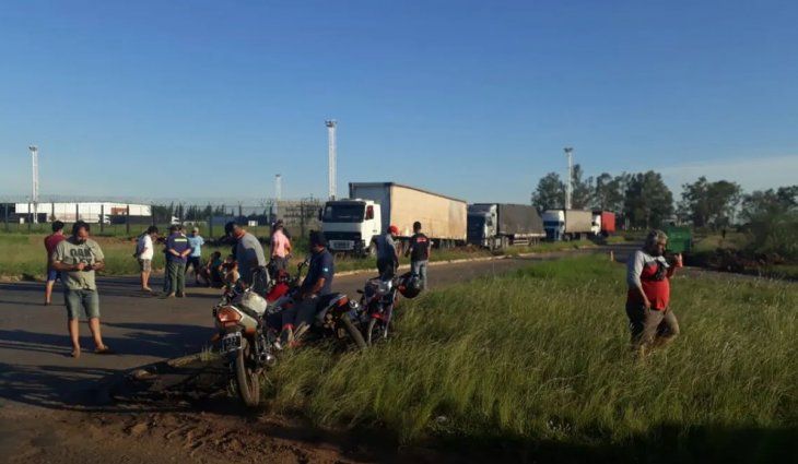 Camioneros cortan el puente internacional de Paso de los Libres y hay tensión con choferes brasileños