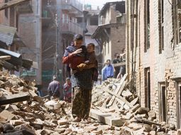 nepal: ya hay mas de 7.000 muertos y unos 14.100 los heridos nepal: ya hay mas de 7.000 muertos y unos 14.100 los heridos