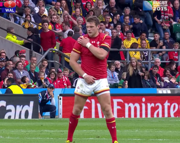 Dan Biggar es la figura del mundial pero no por sus destrezas: mirá lo que hace