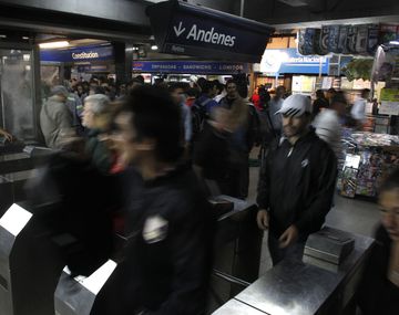 Metrodelegados levantan molinetes por la represión en el Borda