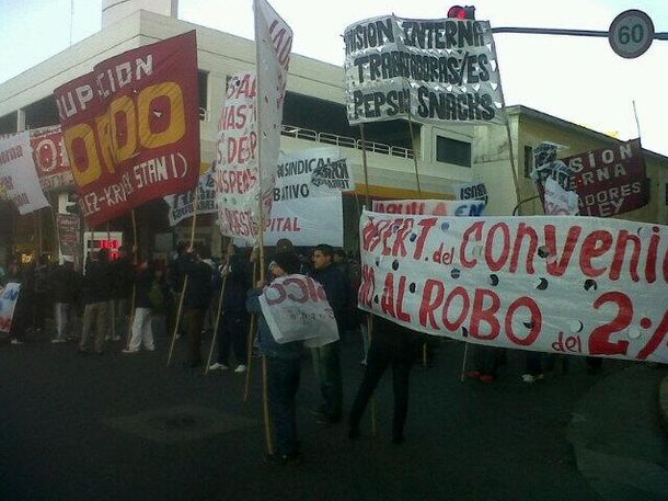 Trabajadores de la alimentación cortan 9 de julio e Independencia en reclamo de aumentos