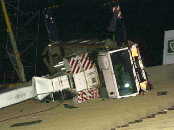 Cayó grúa en el teatro griego