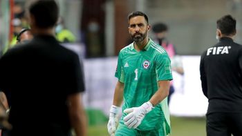 claudio bravo critico a la seleccion argentina tras la final: hay que saber perder