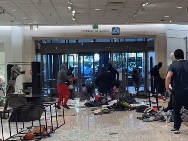 Así saquearon un negocio de ropa en Estados Unidos