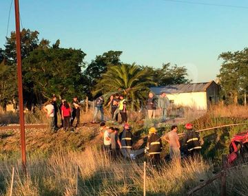 Dos muertos luego de que una locomotora embistiera un auto