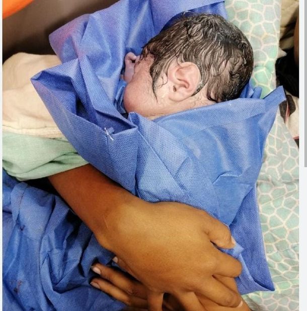 Nacimiento inesperado en Navidad: una mujer dio a luz en un destacamento policial