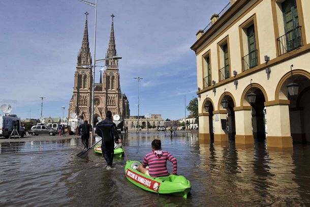 Una esperanza para los evacuados: hace dos horas que no sube el río Luján