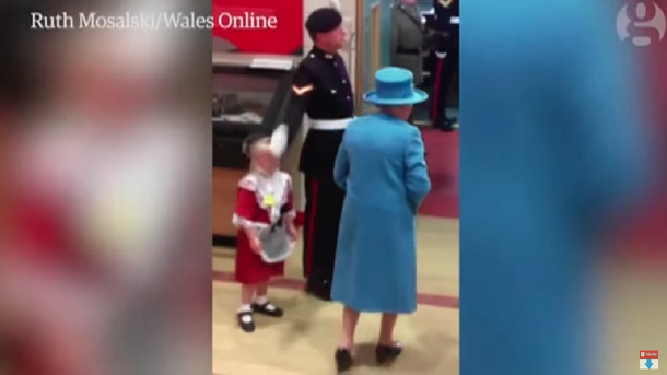 VIDEO: cachetazo sin querer a una nena que saludó a la reina de Inglaterra