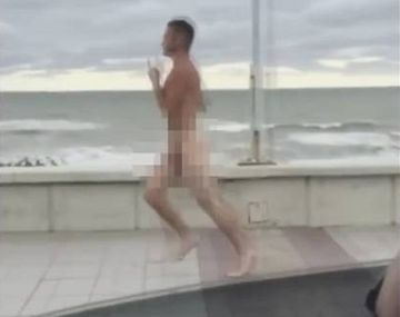 Furor por el loco de Mar del Plata: un hombre que corre desnudo por la costa