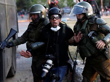 Imputaron a un Carabinero por haber causado daño ocular durante la represión