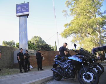 La puerta del INTI está fuertemente custodiada