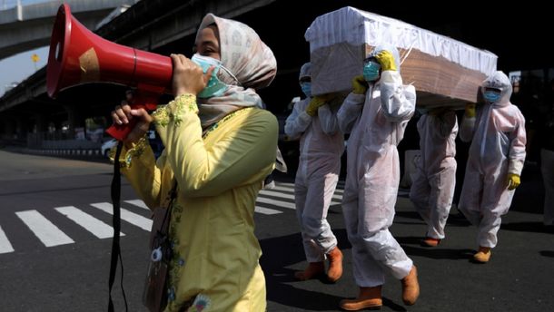 Cruda campaña de concientización en Indonesia: pasean un ataúd por las calles