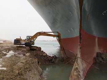 Movieron unos metros al barco encallado en el canal de Suez y hubo festejos