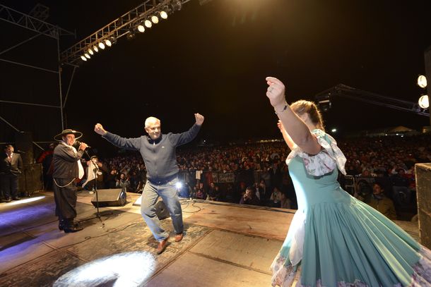En campaña: Julián Domínguez se subió a un escenario y bailó una chacarera