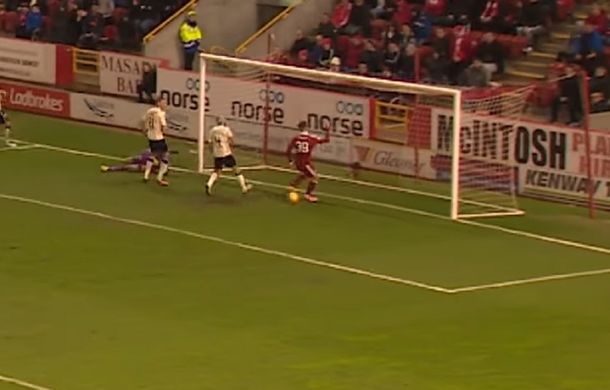 Miles Storey erró dos veces un gol regalado