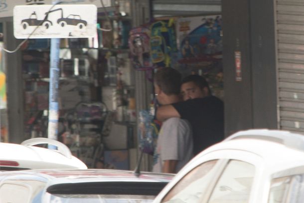 El atacante mantuvo cautivo al dueño de la juguetería y un empleado.
