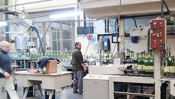 advierten por un inminente desalojo de una fabrica de jugos y aperitivos sin alcohol