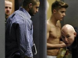 justin bieber se tuvo que desnudar en un aeropuerto justin bieber se tuvo que desnudar en un aeropuerto