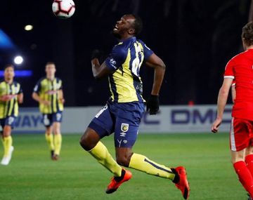 No se puede creer. Usain Bolt debutó en el fútbol australiano y se perdió un gol ¡por lento!