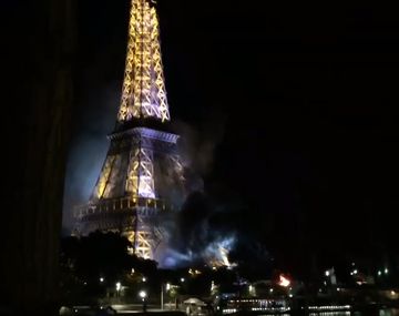 Incendio frente a la torre de Eiffel tras el supuesto atentado en Niza