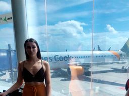 La amenazaron con bajarla del avión porque su vestimenta era provocativa