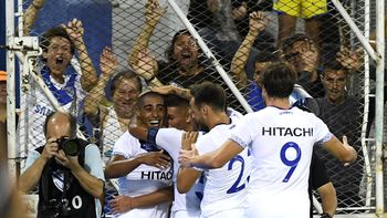 con dos goles de pavone, velez le gano a estudiantes en un partidazo con dos goles de pavone, velez le gano a estudiantes en un partidazo