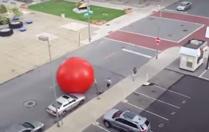 Una pelota roja gigante sembró pánico en las calles de Ohio