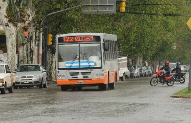Robó en un colectivo, quiso escapar por la ventanilla y lo atropellaron