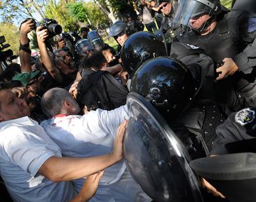 Ocho detenidos y 50 heridos por la represión en el Borda
